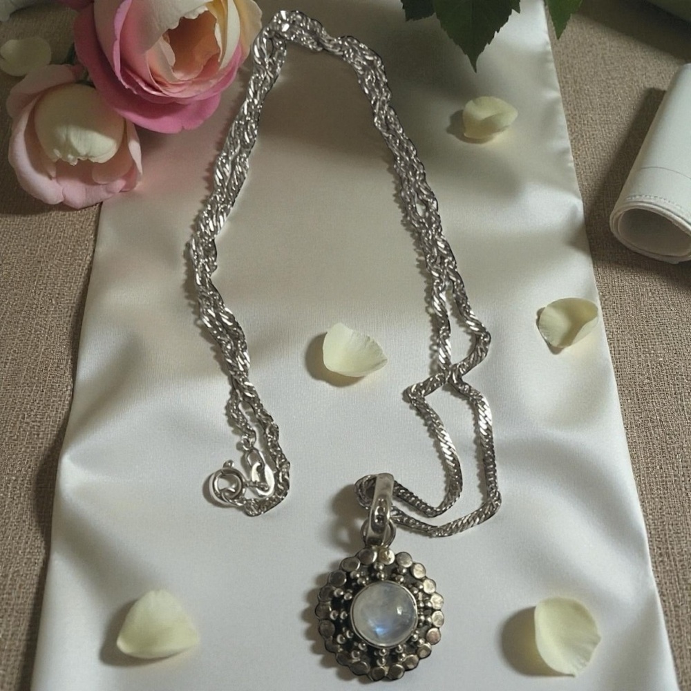 Signed 925 Sterling Luminous Moonstone Pendant Necklace